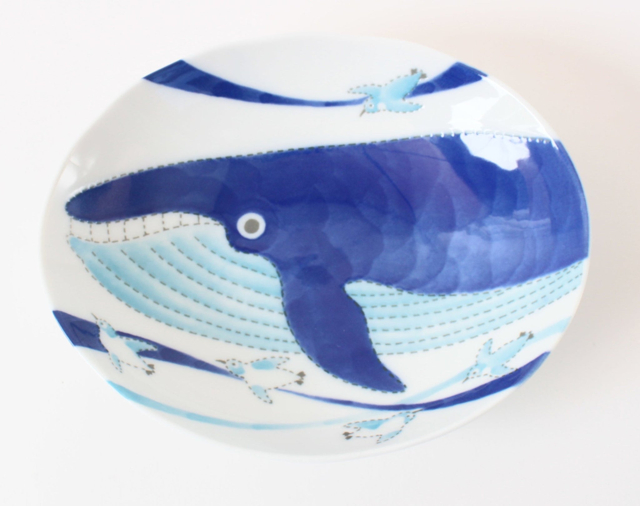 美濃焼 大皿 60楕円深皿 くじら＆ペンギン (直径約19.5cm) – 小幡